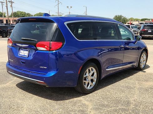 Used 2019 Chrysler Pacifica Limited w/ Advanced Safetytec Group FWD image 3