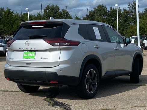 Used 2024 Nissan Rogue SV AWD/4WD image 3