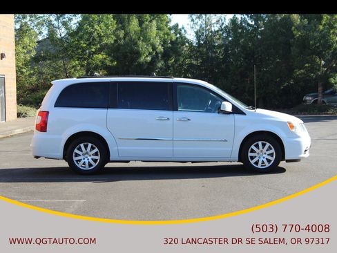 Used 2016 Chrysler Town & Country Touring w/ Driver Convenience Group image 7