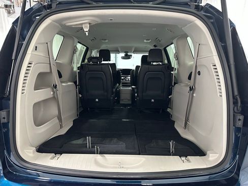 Used 2023 Chrysler Pacifica Touring-L image 48