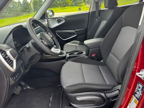 Used 2025 Kia Soul LX w/ LX Technology Package FWD image 21