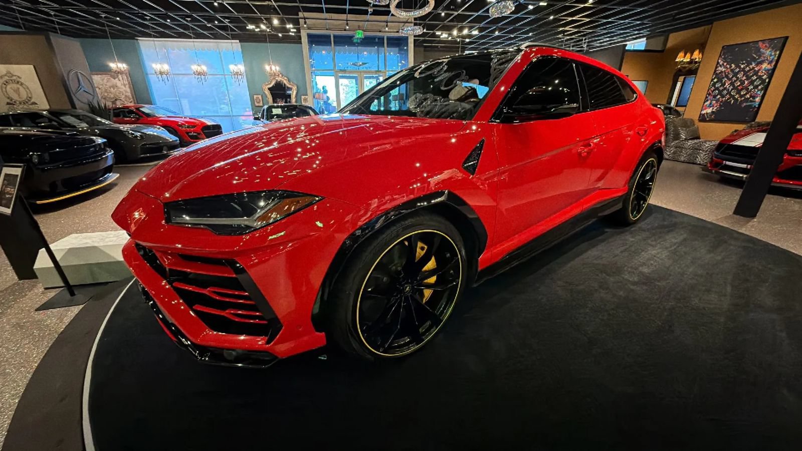 Used 2019 Lamborghini Urus AWD/4WD image 2
