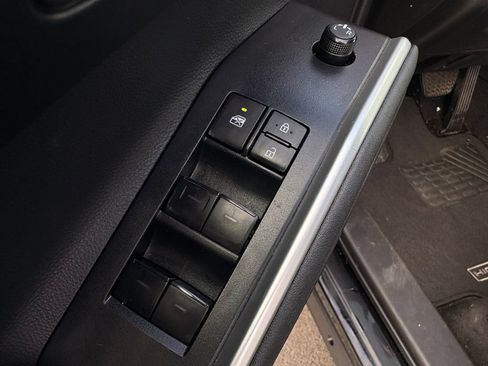 Used 2023 Toyota Highlander XLE AWD/4WD image 11