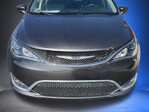 Used 2019 Chrysler Pacifica Touring-L FWD image 1
