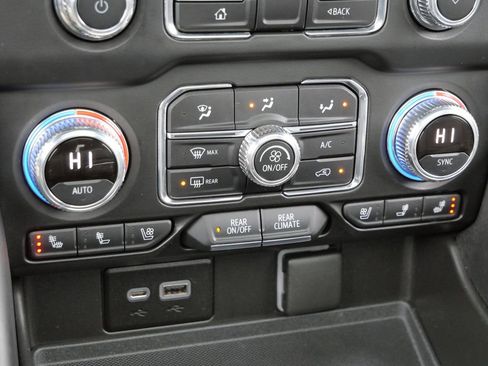 Used 2022 GMC Yukon SLT w/ SLT Premium Package image 22