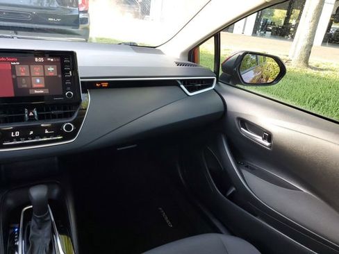 Used 2021 Toyota Corolla LE FWD image 15