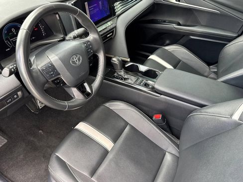 Used 2025 Toyota Camry SE image 4