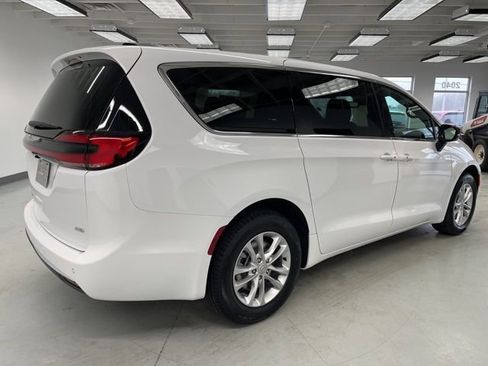 New 2026 Chrysler Pacifica Select image 8