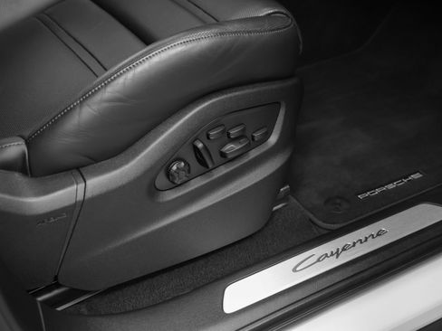 Certified 2024 Porsche Cayenne Coupe AWD/4WD image 19
