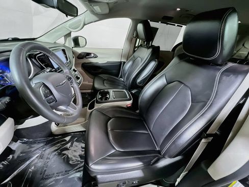 Used 2023 Chrysler Pacifica Touring-L FWD image 18