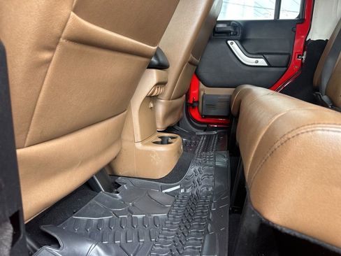 Used 2015 Jeep Wrangler Unlimited Sahara AWD/4WD image 19