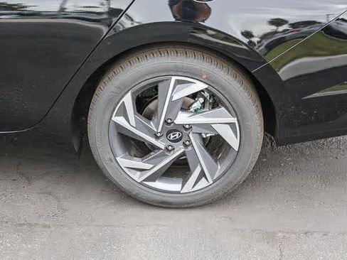 Certified 2025 Hyundai Elantra Limited FWD image 8