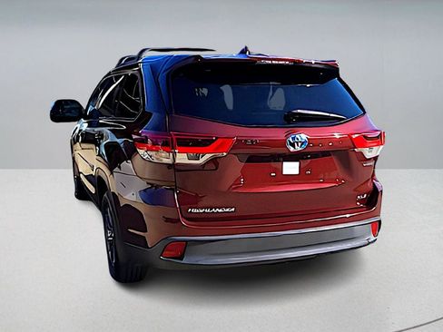 Used 2018 Toyota Highlander XLE image 4