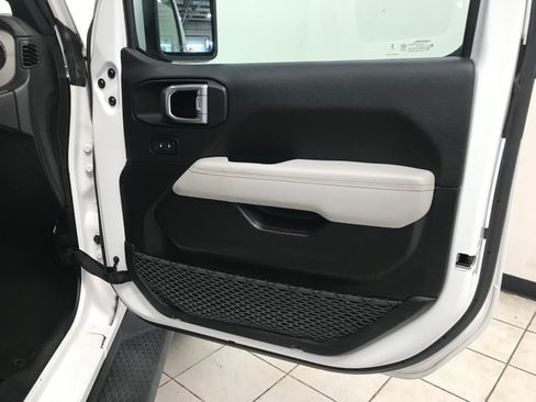Used 2023 Jeep Wrangler Unlimited Sahara AWD/4WD image 15