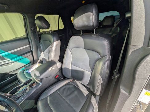 Used 2017 Ford Explorer XLT w/ Equipment Group 202A image 4