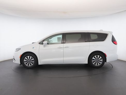 Used 2022 Chrysler Pacifica Touring-L image 19