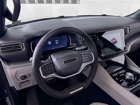 Used 2025 Jeep Wagoneer 4WD w/ Premium Group I image 9