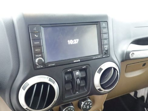 Used 2017 Jeep Wrangler Unlimited Sahara w/ Connectivity Group AWD/4WD image 32
