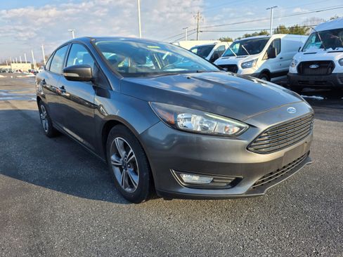 Used 2018 Ford Focus SE w/ SE Appearance Package image 5