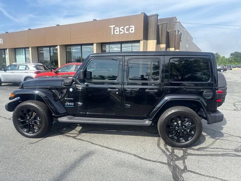 Used 2024 Jeep Wrangler Unlimited Sahara w/ Technology Group AWD/4WD image 8
