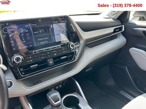 Certified 2021 Toyota Highlander Limited AWD/4WD image 16