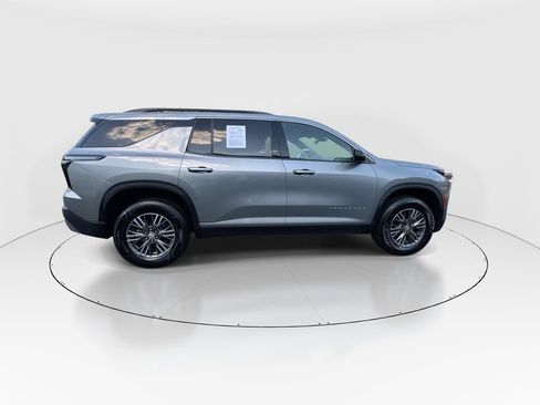 Used 2024 Chevrolet Traverse LT FWD image 9