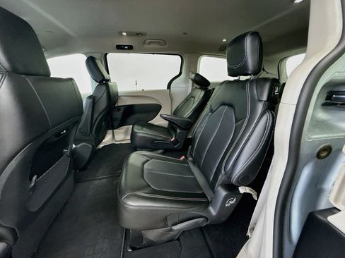 Used 2024 Chrysler Pacifica Touring-L FWD image 28