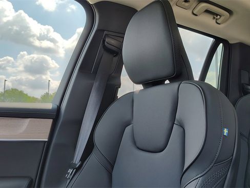 New 2026 Volvo XC90 B6 Plus w/ Protection Package Premier image 28