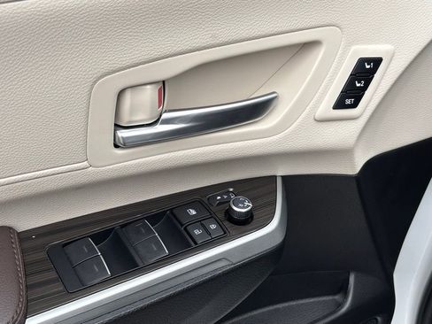 Used 2023 Toyota Sienna Platinum image 32