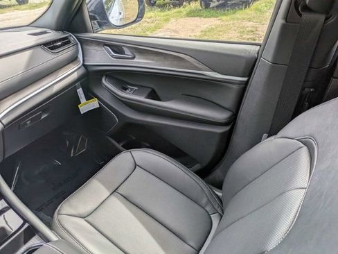 New 2026 Jeep Grand Cherokee L Limited AWD/4WD image 19
