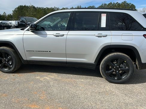 New 2025 Jeep Grand Cherokee 4WD image 11