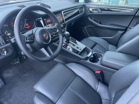 Certified 2025 Porsche Macan AWD/4WD image 4