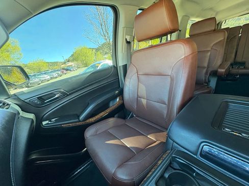 Used 2020 Chevrolet Suburban Premier w/ Premier Plus Edition image 22