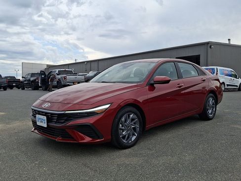 Used 2024 Hyundai Elantra SEL FWD image 3