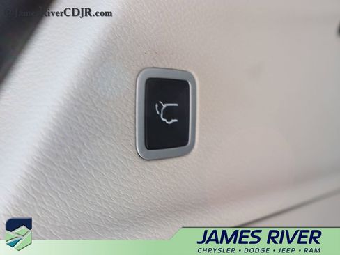 Used 2024 Chrysler Pacifica Touring-L FWD image 16