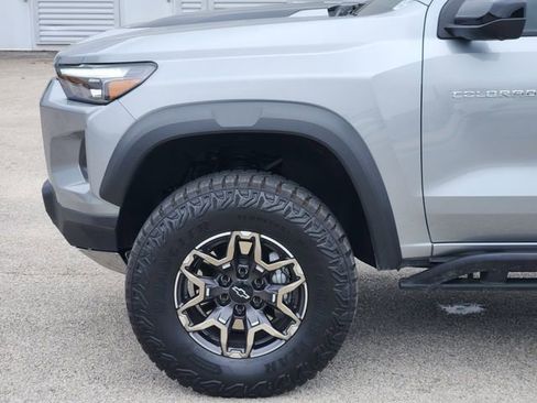 Used 2025 Chevrolet Colorado ZR2 w/ Technology Package AWD/4WD image 5