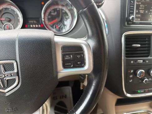 Used 2016 Dodge Grand Caravan SXT w/ UConnect Hands-Free Group FWD image 29