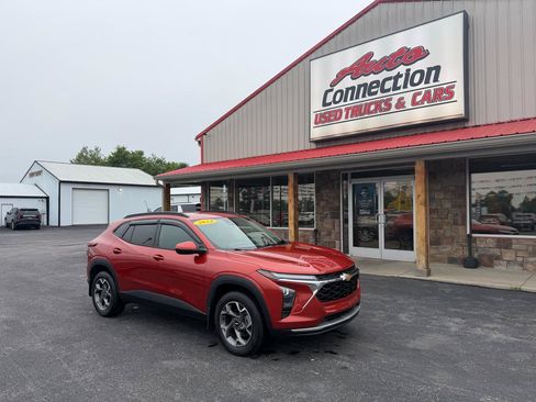 Used 2024 Chevrolet Trax LT w/ Driver Confidence Package FWD image 2