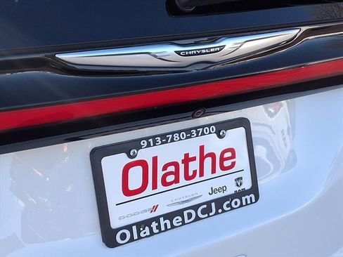 Used 2024 Chrysler Pacifica Touring-L image 21