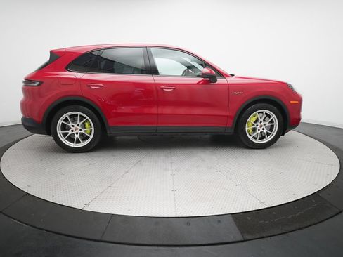 Certified 2025 Porsche Cayenne S AWD/4WD image 4