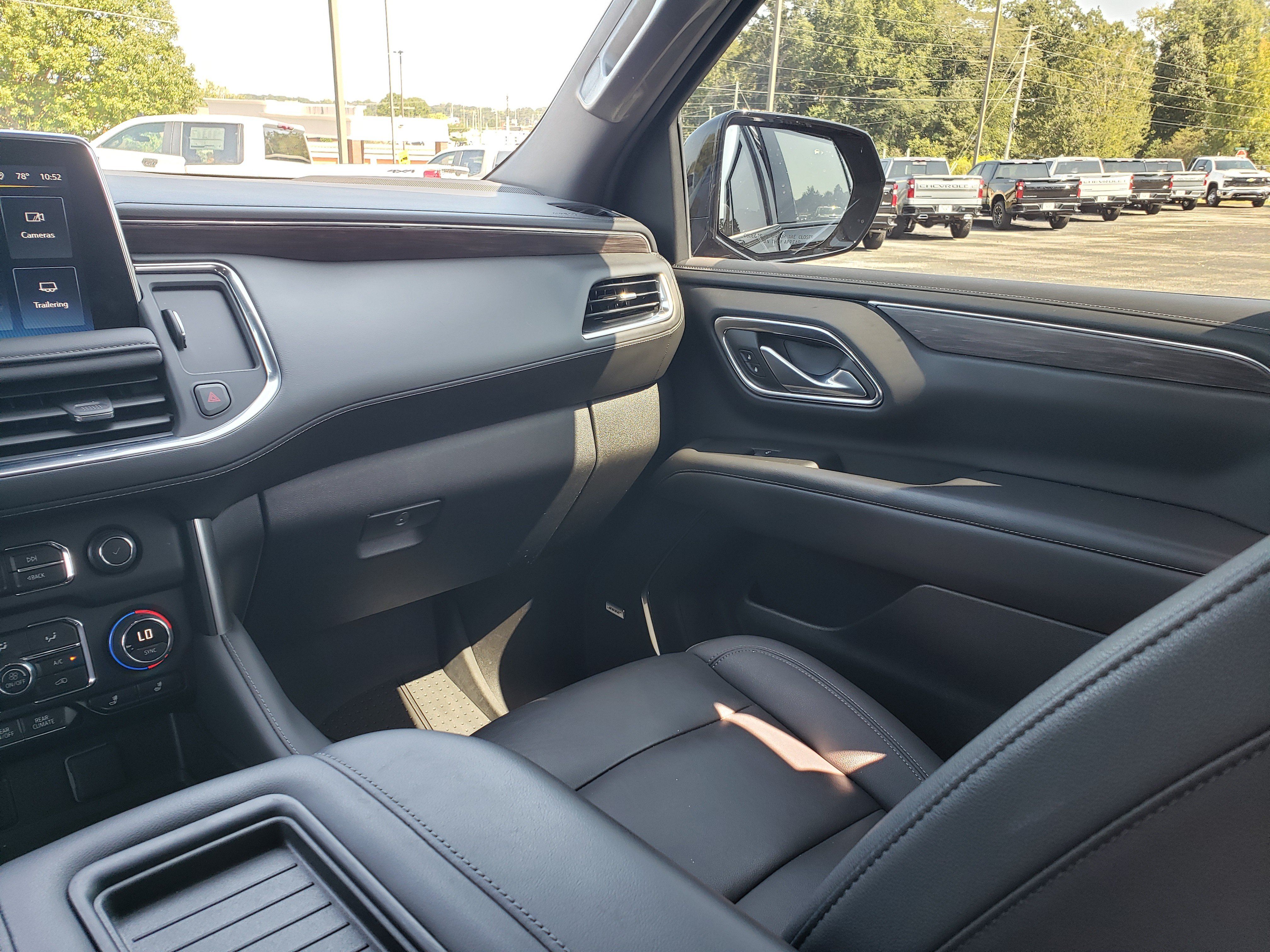 Used 2024 Chevrolet Tahoe Z71 w/ Luxury Package AWD/4WD image 36