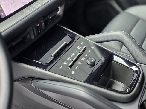 Certified 2024 Porsche Cayenne image 22