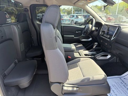 Used 2025 Nissan Frontier SV w/ Tow Package RWD image 11