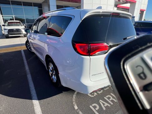 Used 2020 Chrysler Pacifica Limited image 3