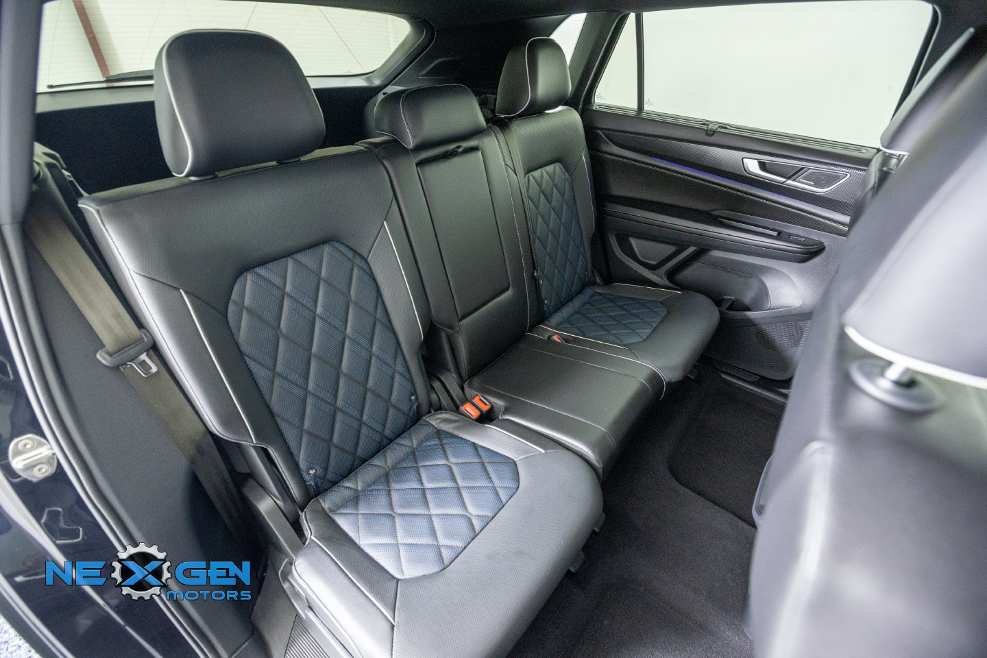Used 2024 Volkswagen Atlas Cross Sport SEL Premium R-Line AWD/4WD image 40