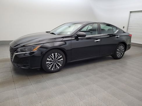 Used 2025 Nissan Altima 2.5 SV FWD image 2