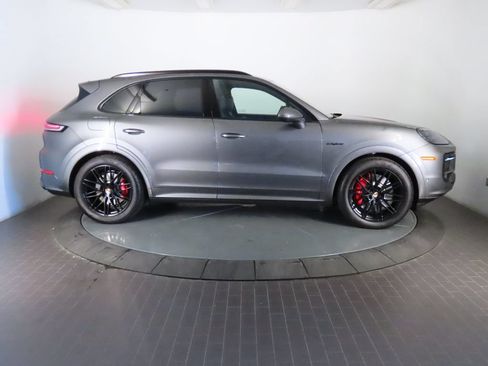 Certified 2026 Porsche Cayenne S AWD/4WD image 8