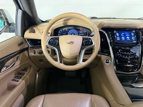 Used 2018 Cadillac Escalade Platinum AWD/4WD image 16