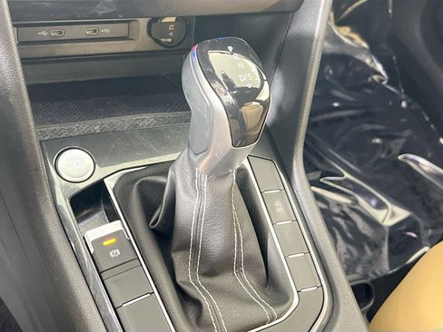 Used 2022 Volkswagen Tiguan SE image 16