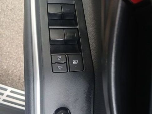 Used 2023 Toyota Highlander LE FWD image 47